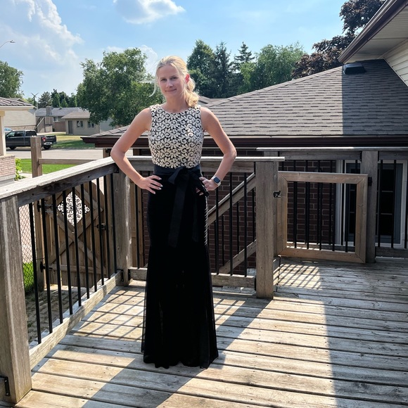 Flattering Laura Dress 🌸 - Picture 2 of 3